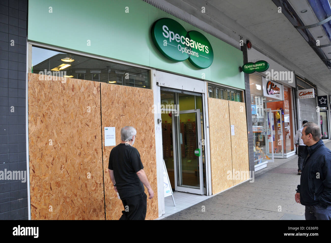 Specsavers Wood Green London Riots looted shops Wood Green London Riots looted shops boarded up smashed windows Stock Photo
