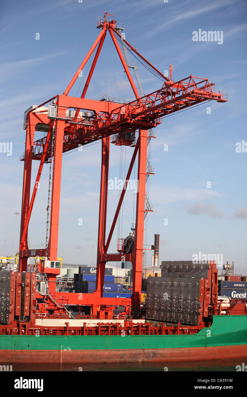Shipping containers at dublin port hires stock photography and images
