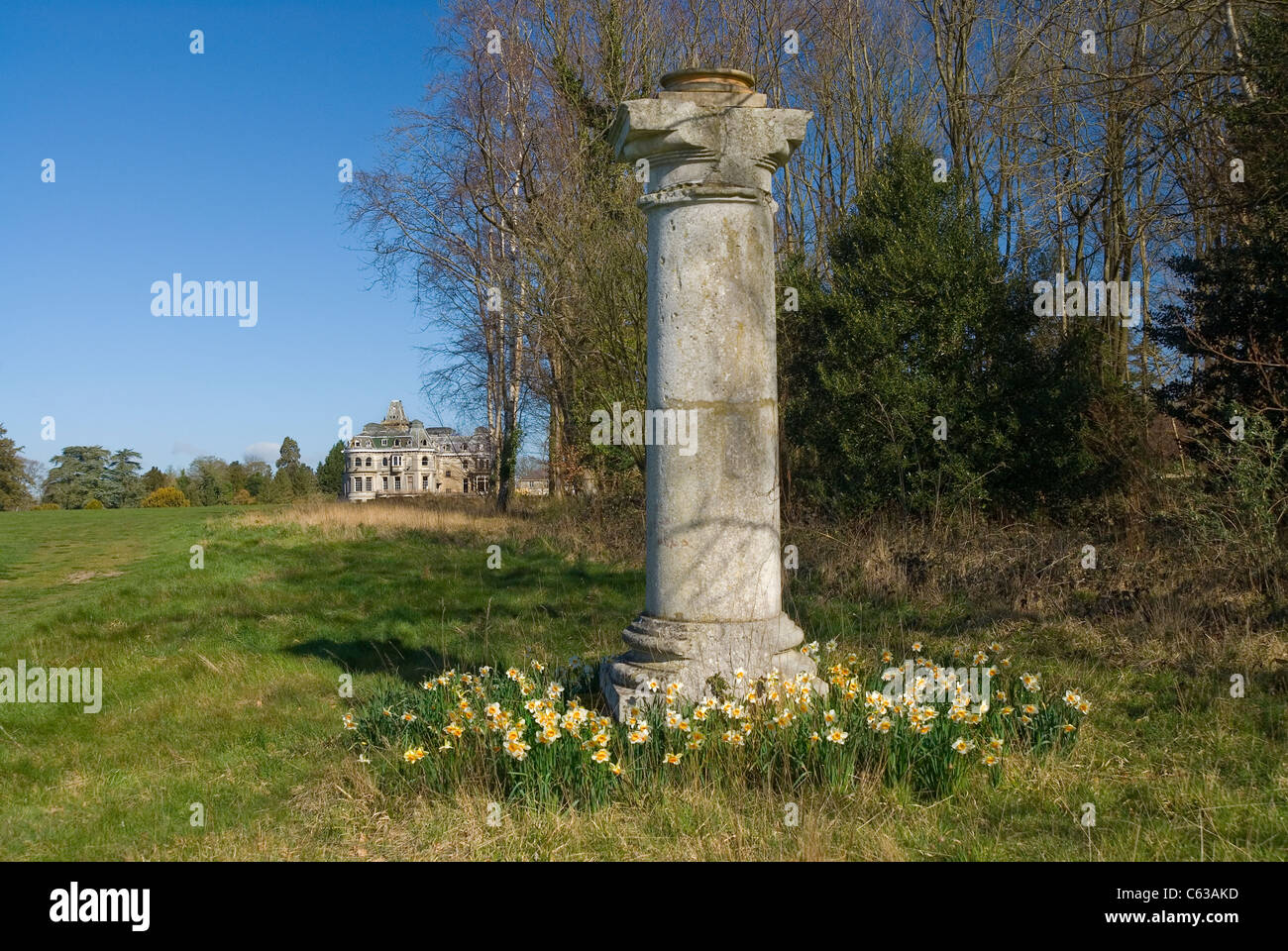 Small monument with daffodils at old renaissance period house in berkshire, england near Henley-on-Thames Stock Photo