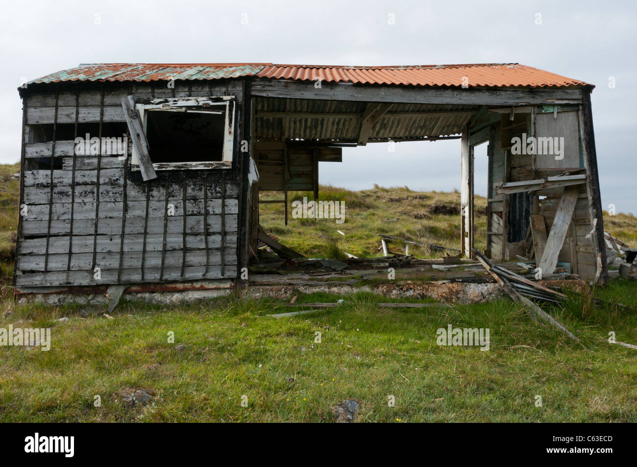 An old shieling on the peatbeds near the Pentland Road in the north of the Isle of Lewis, Outer Hebrides Stock Photo