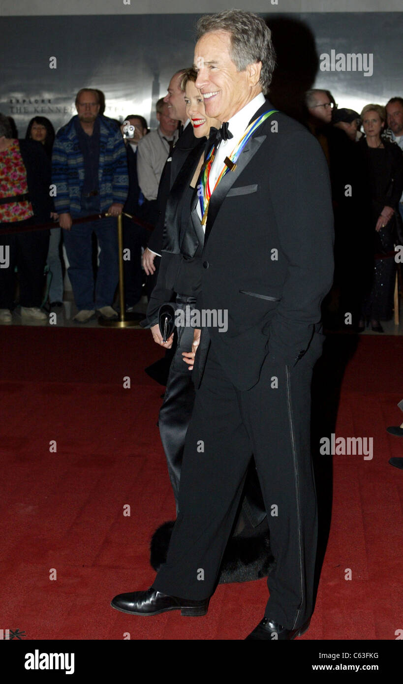 Warren Beatty and his wife Annette Bening arrive for the 27TH ANNUAL KENNEDY CENTER HONORS at the Kennedy Center December 5, 2004 in Washington, D.C. (Photo by Yuri Gripas/Everett Collection) Stock Photo