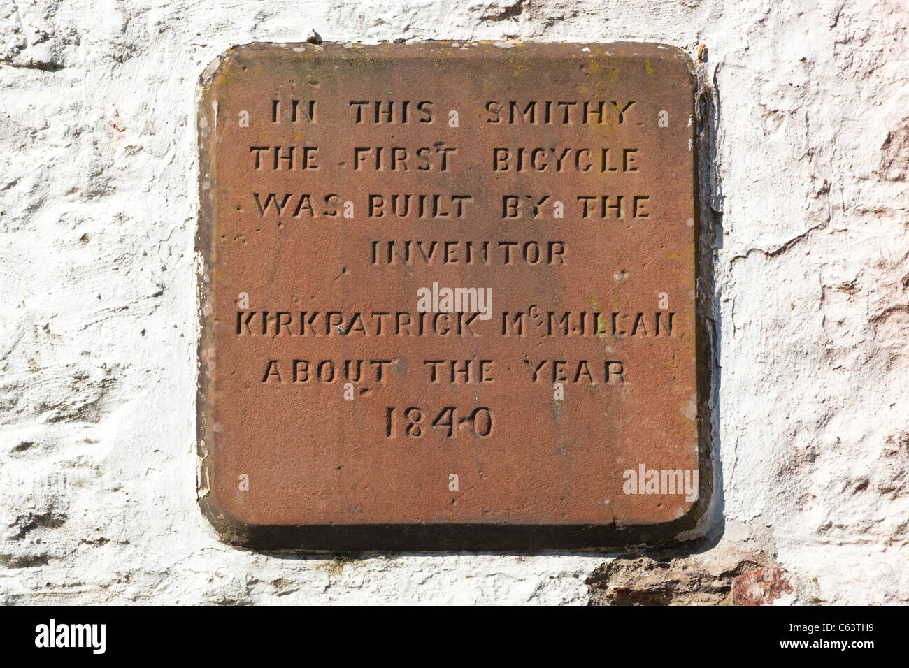 Plaque to the inventor of the bicycle Kirkpatrick Macmillan on side of Courthill Smithy near Keir Mill Scotland UK Stock Photo
