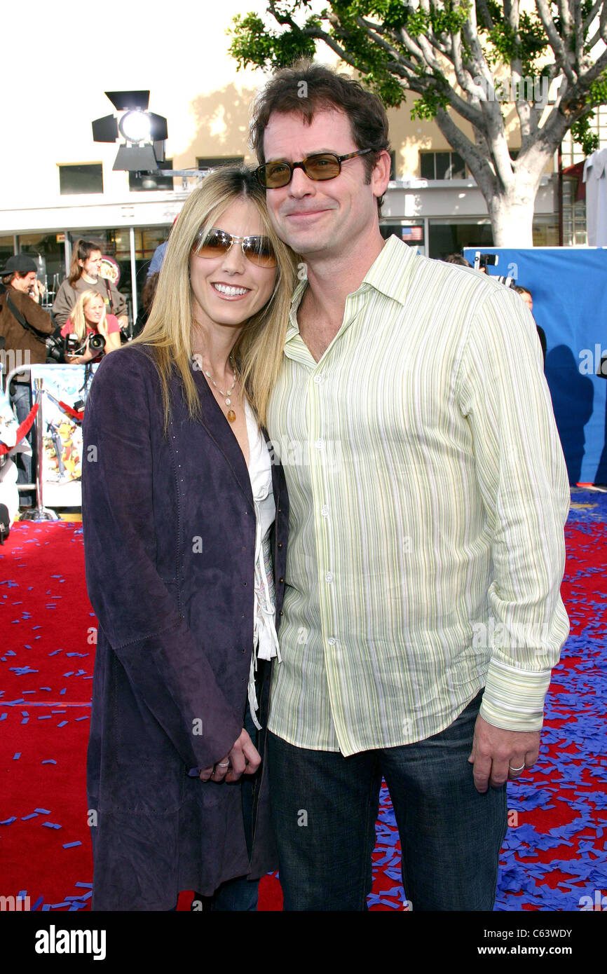 Greg Kinnear and wife Helen at arrivals for ROBOTS Premiere, Mann Village Theater, Westwood, CA, March 6, 2005. Photo by: Effie Naddel/Everett Collection Stock Photo