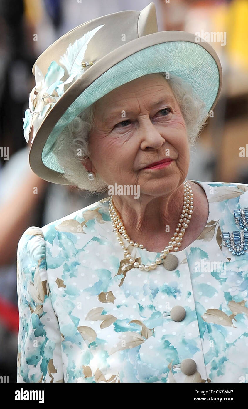 Queen Elizabeth II in attendance for Queen Elizabeth II Visits Ground Zero in Homage to Victims of 9/11, World Trade Center Site in Downtown Manhattan, New York, NY July 6, 2010. Photo By: Kristin Callahan/Everett Collection Stock Photo