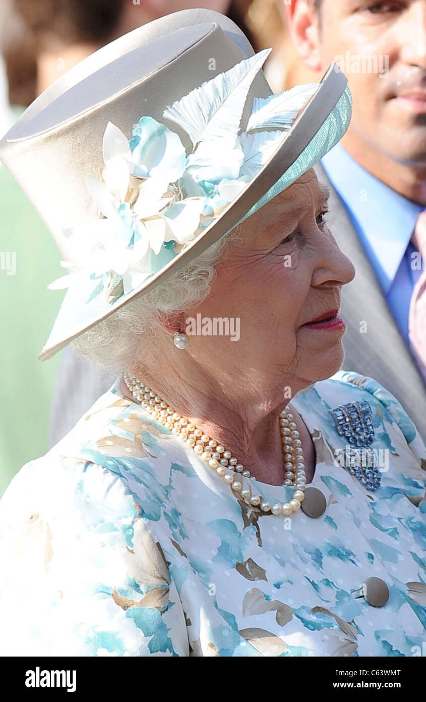 Queen Elizabeth II in attendance for Queen Elizabeth II Visits Ground Zero in Homage to Victims of 9/11, World Trade Center Site in Downtown Manhattan, New York, NY July 6, 2010. Photo By: Kristin Callahan/Everett Collection Stock Photo