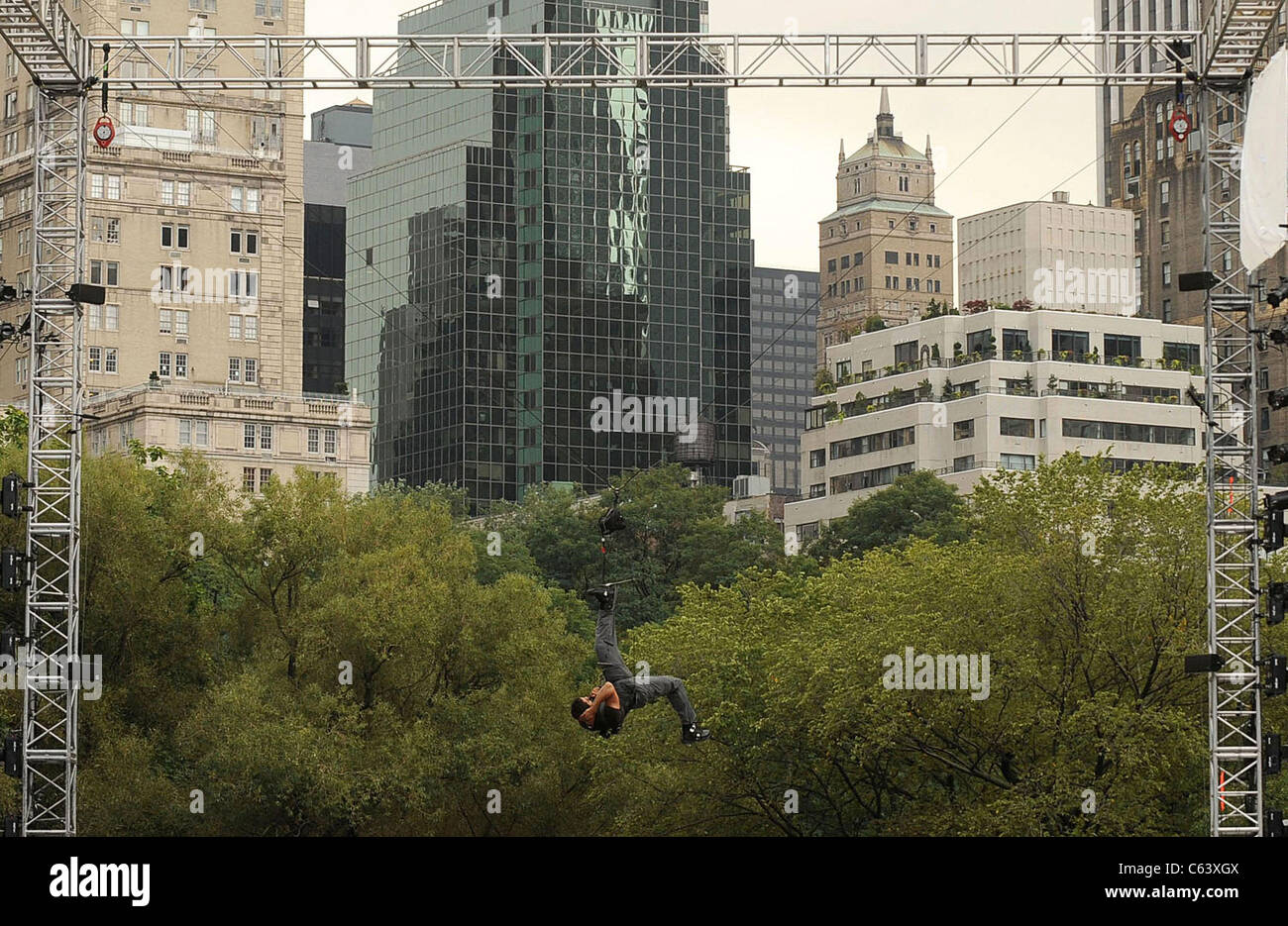 David Blaine  just hanging around for DAY ONE - David Blaine's The Upside Down Man Endurance Challenge, Wollman Rink in Central Stock Photo