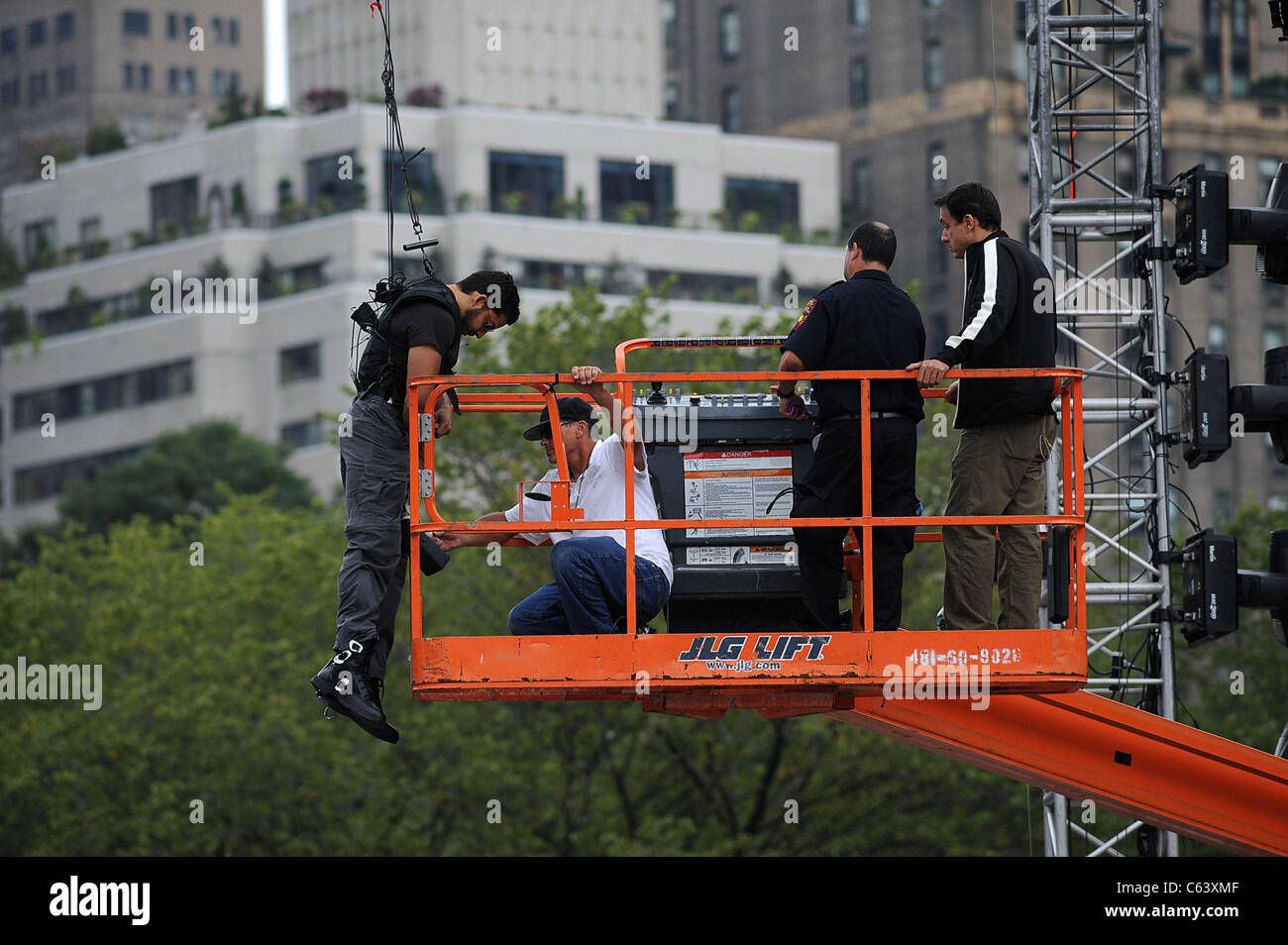 David Blaine  just hanging around for DAY ONE - David Blaine's The Upside Down Man Endurance Challenge, Wollman Rink in Central Stock Photo