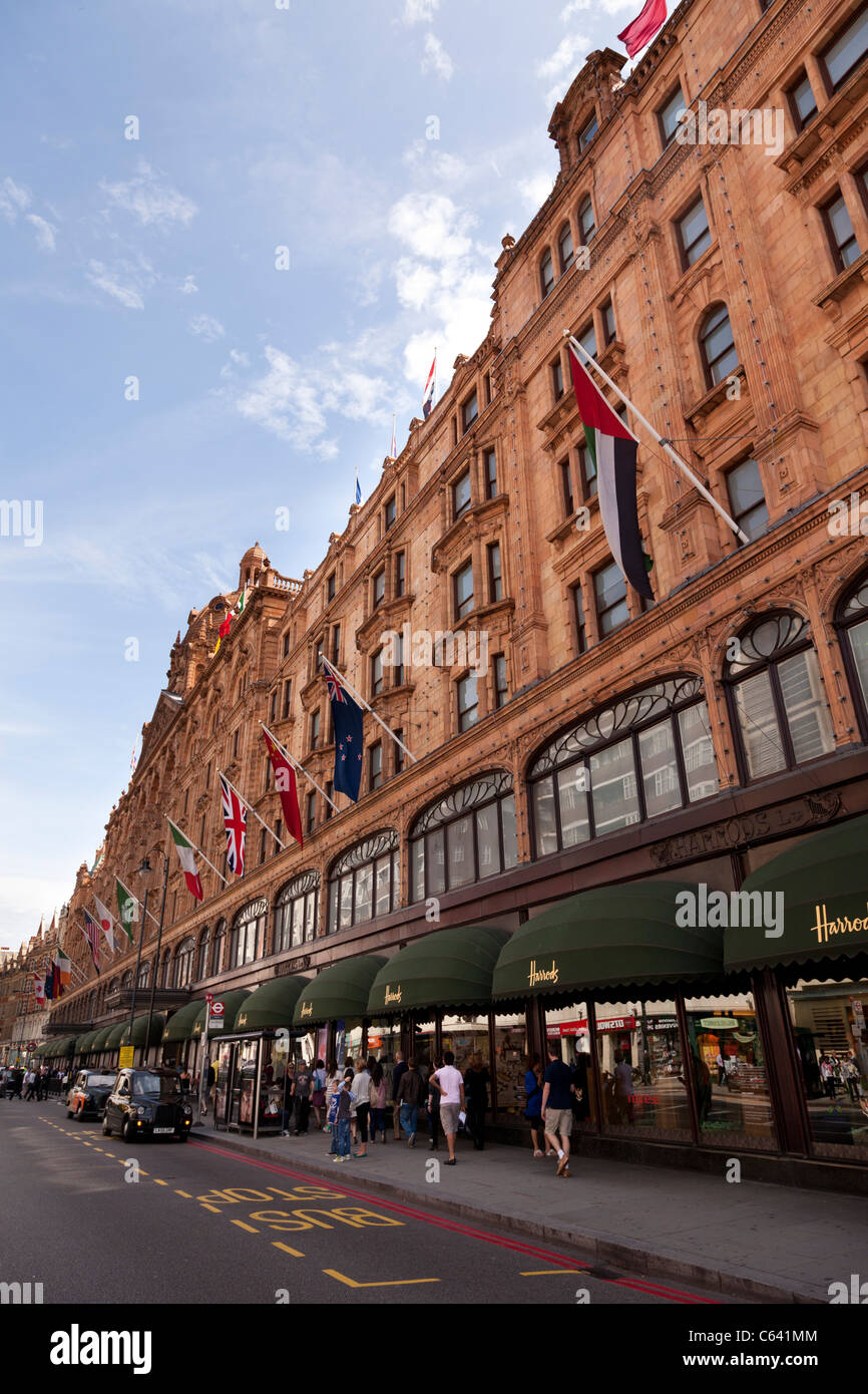 Harrods of knightsbridge hi-res stock photography and images - Alamy