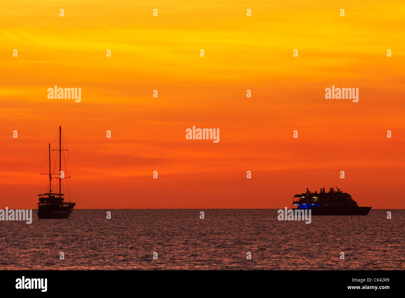 Yacht silhouettes hi-res stock photography and images - Alamy
