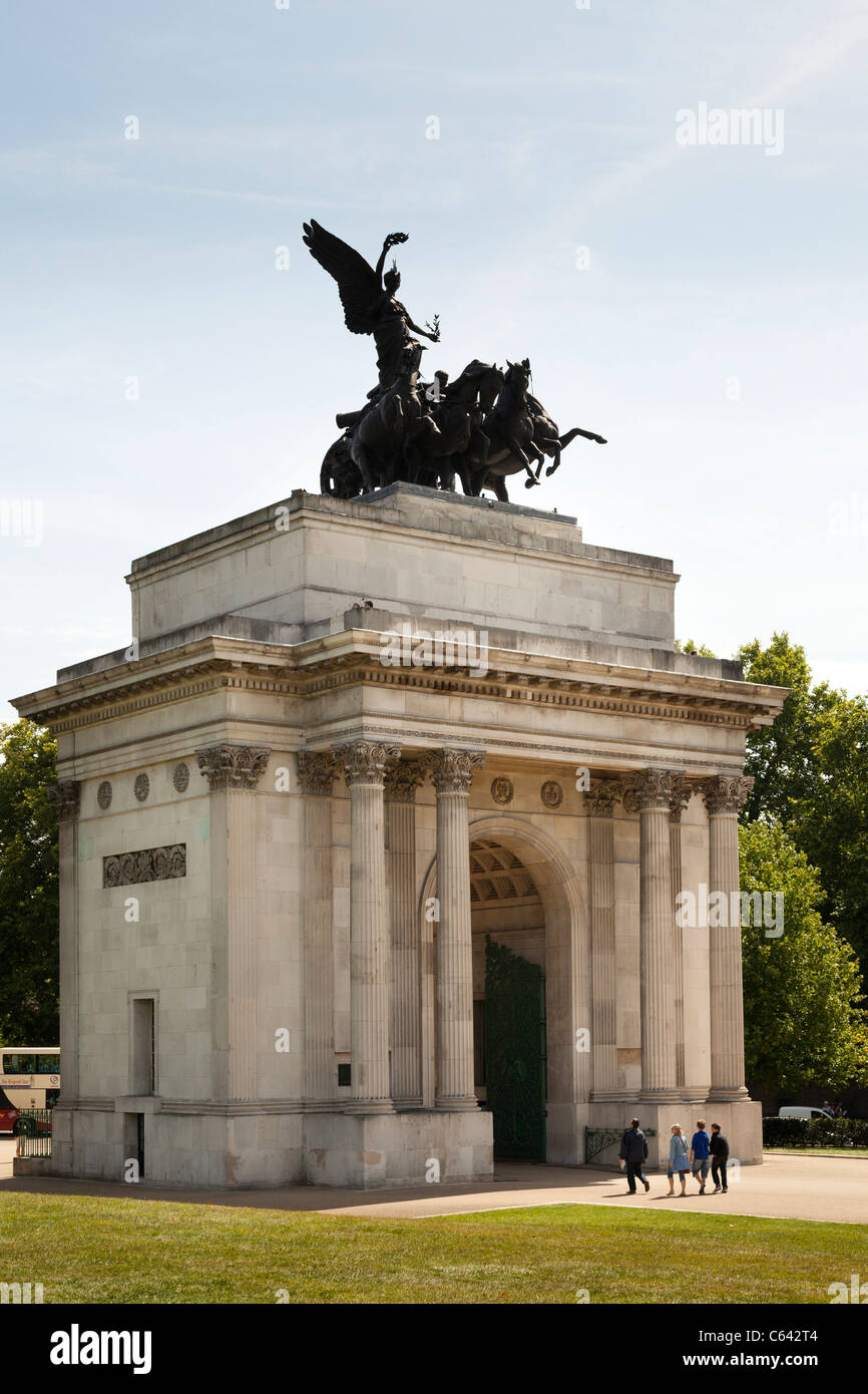 Constitution Arch  (or Wellington Arch)  at Hyde Park Corner and The Angel of Peace descending on the Quadriga of Victory Stock Photo