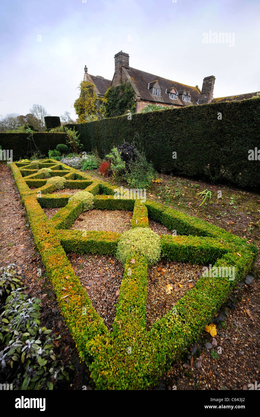 Formal topiary manor house hi-res stock photography and images - Alamy