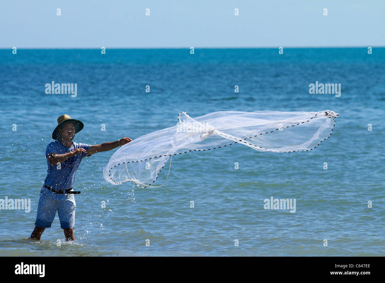 Fishing net ocean throwing hi-res stock photography and images - Alamy