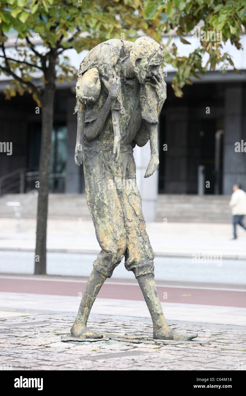 Irish statue statues ireland hi-res stock photography and Irish statue statues ireland hi-res stock photography and