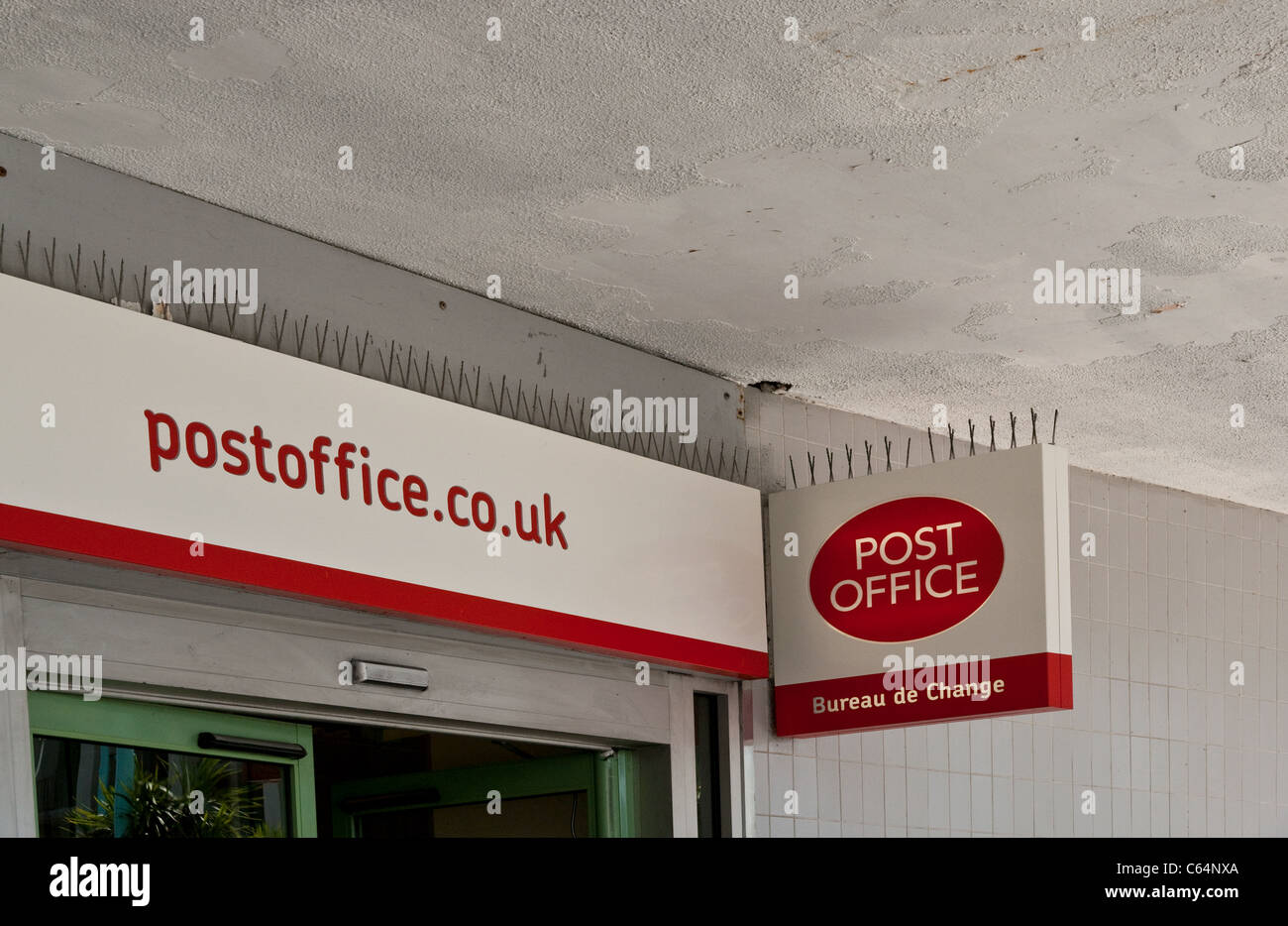 Parcels pigeon spikes hires stock photography and images Alamy