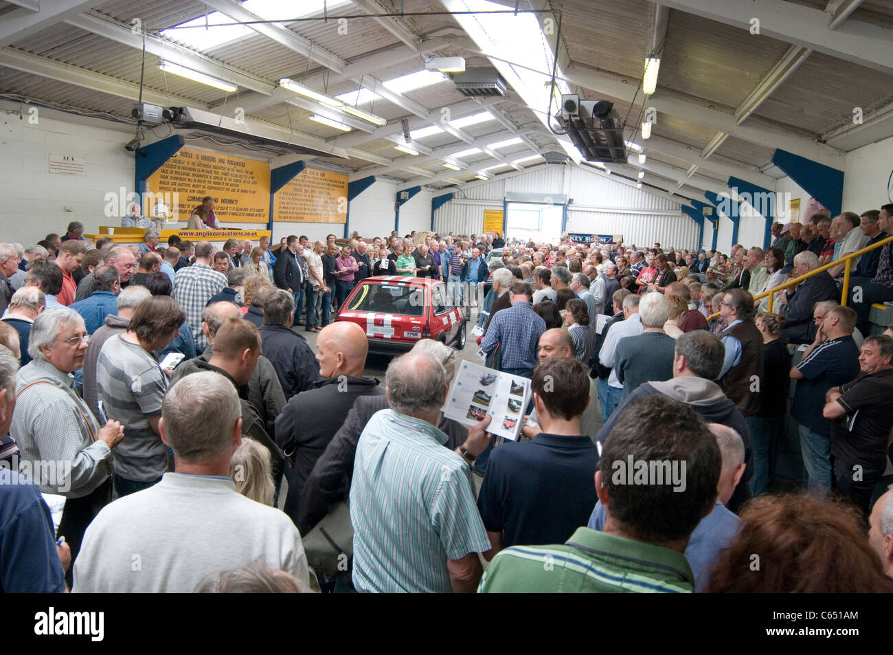 second hand car auction auctions deal dealer bid bidding bidders buyers auctioneer auctioneers cars being sold at dealers bidded Stock Photo