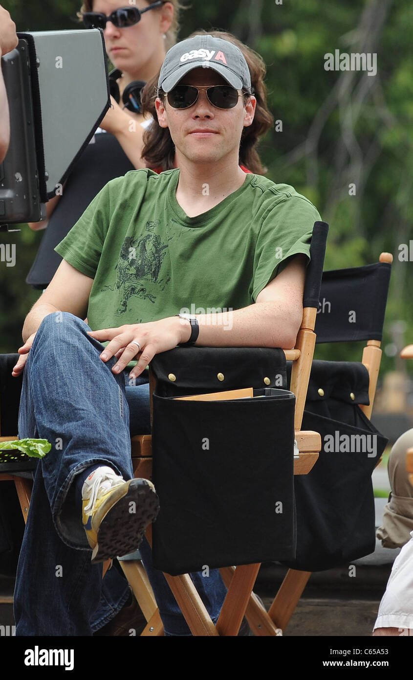 Will Gluck, director, on location for FRIENDS WITH BENEFITS Film Shoot, Central Park, New York, NY July 21, 2010. Photo By: Kristin Callahan/Everett Collection Stock Photo