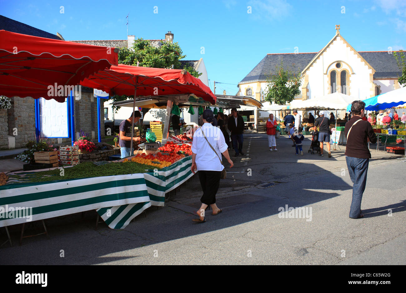 Market at Place d'Eglise, Larmor-Baden, Morbihan, Brittany, France Stock Photo