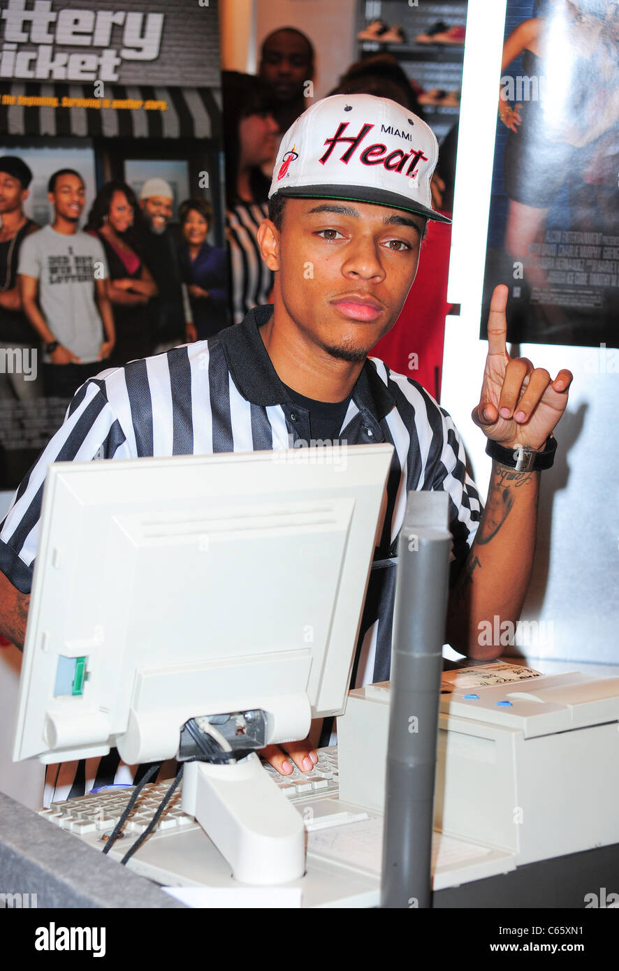 Bow Wow at in-store appearance for Bow Wow Dons Foot Locker Uniform for Fan Meet and Greet, Foot Locker, New York, NY August 16, 2010. Photo By: Gregorio T. Binuya/Everett Collection Stock Photo