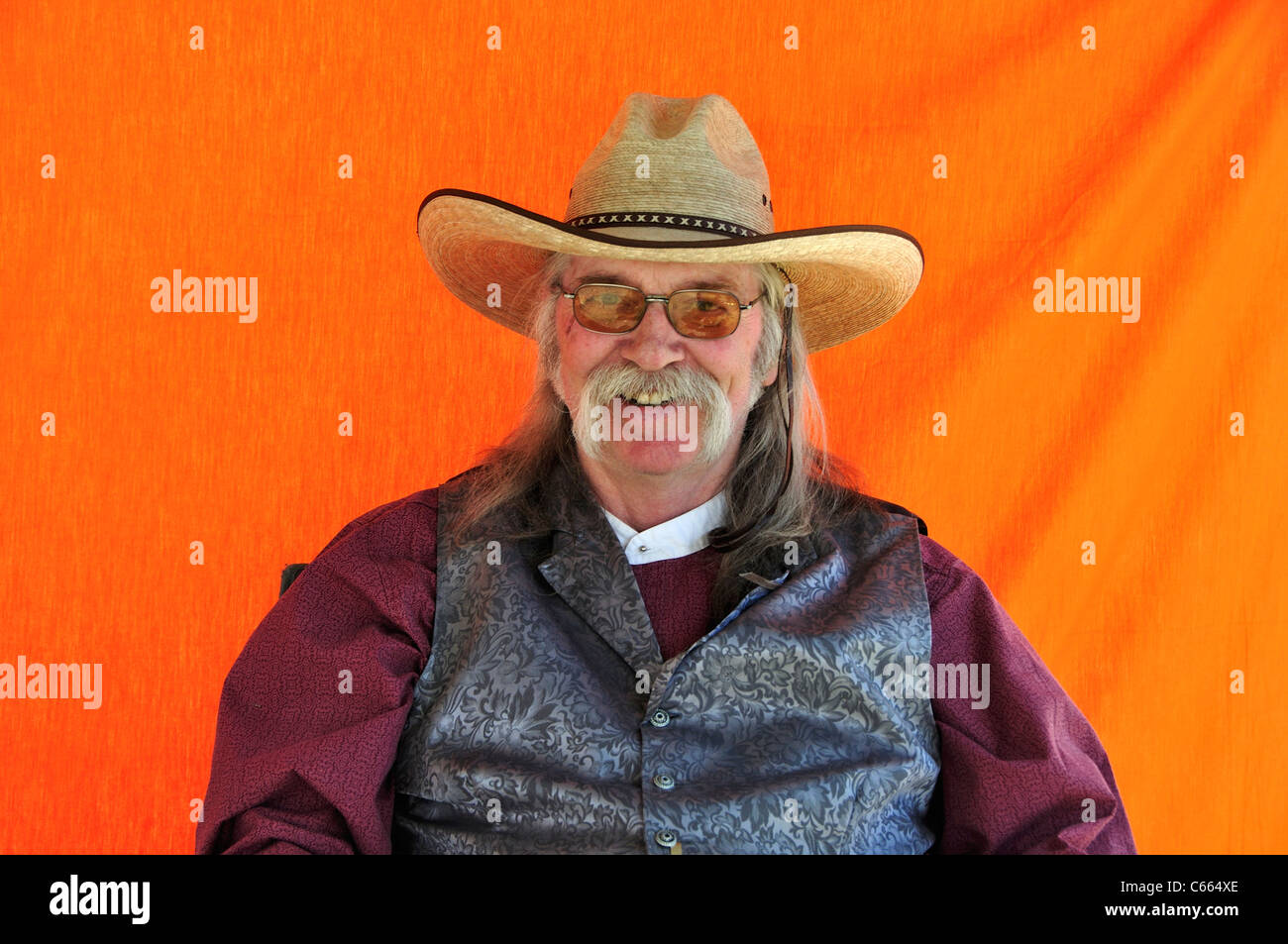 Fast draw contest hi-res stock photography and images - Alamy