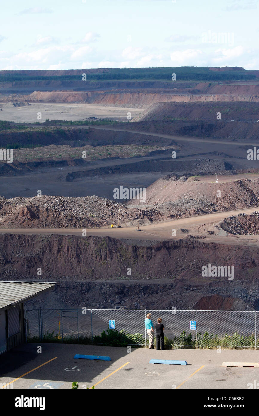 Hull–Rust–Mahoning Open Pit Iron Mine Visitors overlook Stock Photo