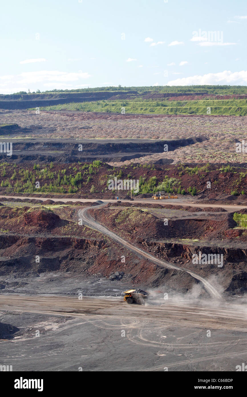Hull–Rust–Mahoning Open Pit Iron Mine, truck hauling at bottom Stock Photo