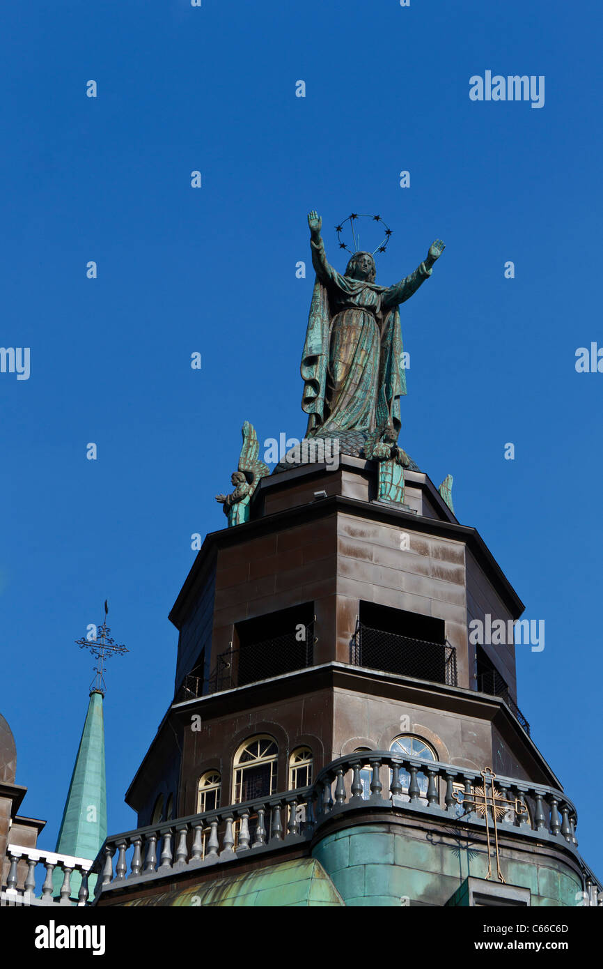 Statue on top of the NotreDame de Bonsecours Chapel and Marguerite