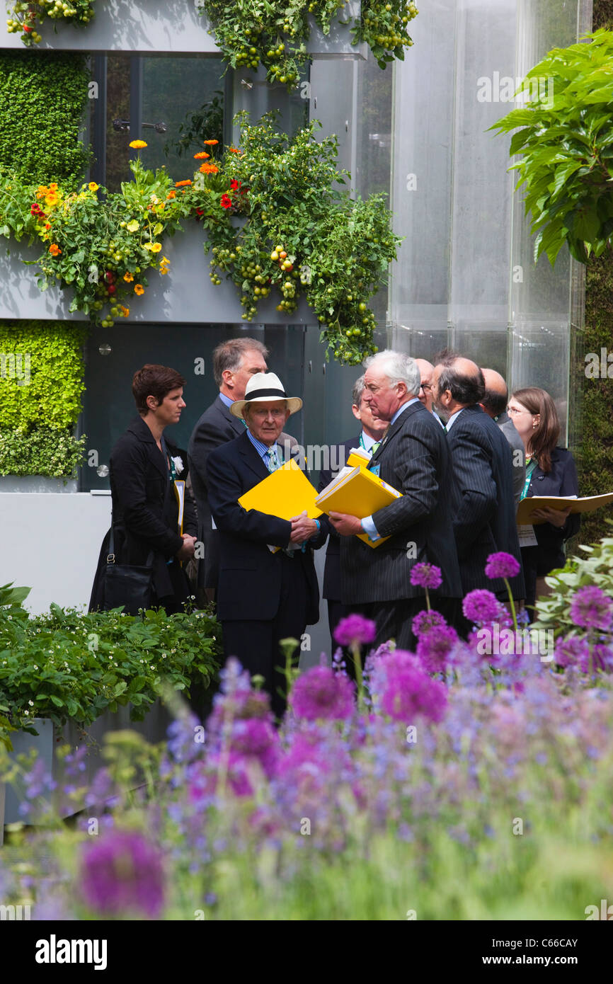 Chelsea Flower Show 2011, judges at work Stock Photo - Alamy