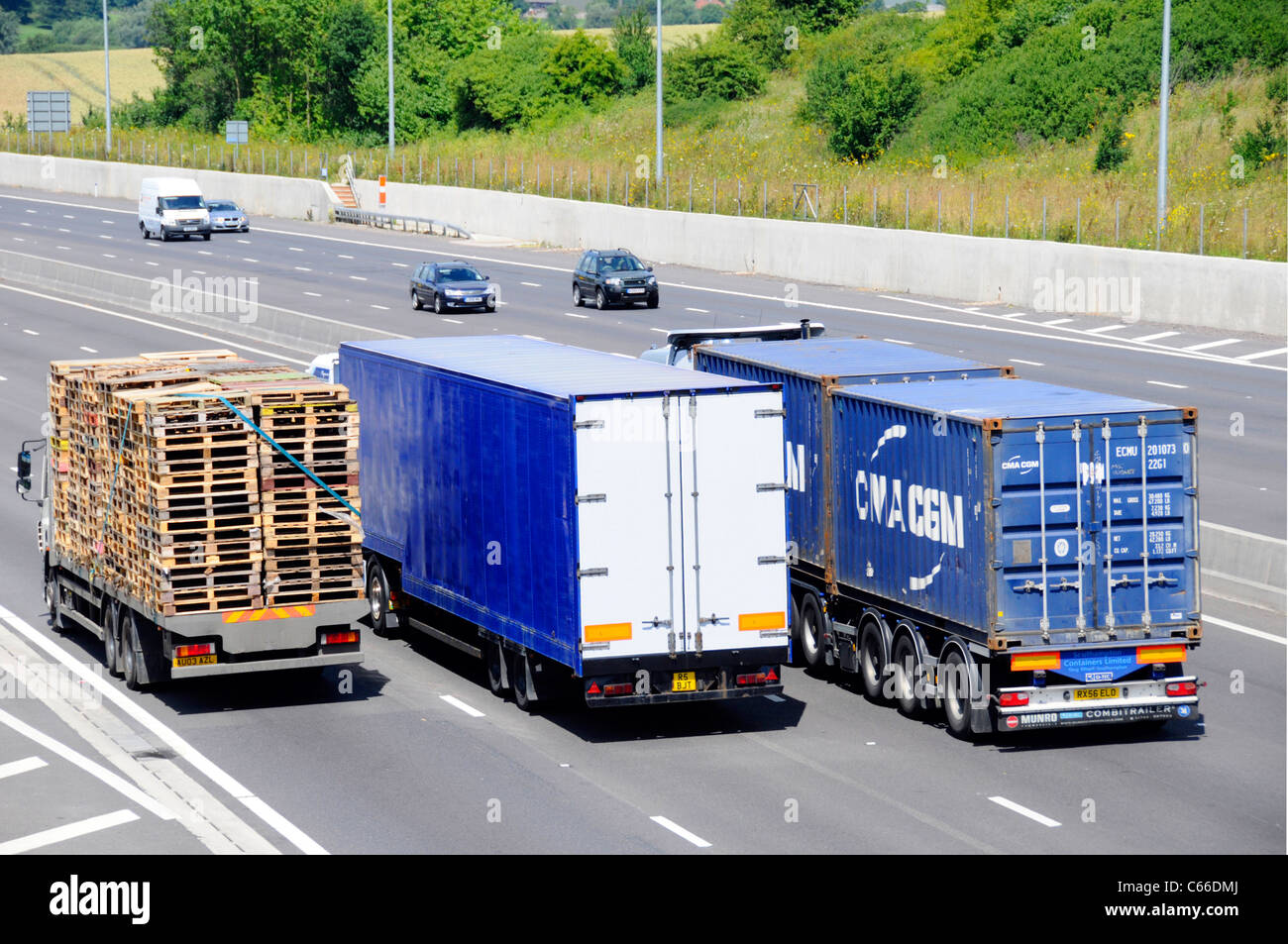 Lorries Overtaking Stock Photos & Lorries Overtaking Stock Images Alamy