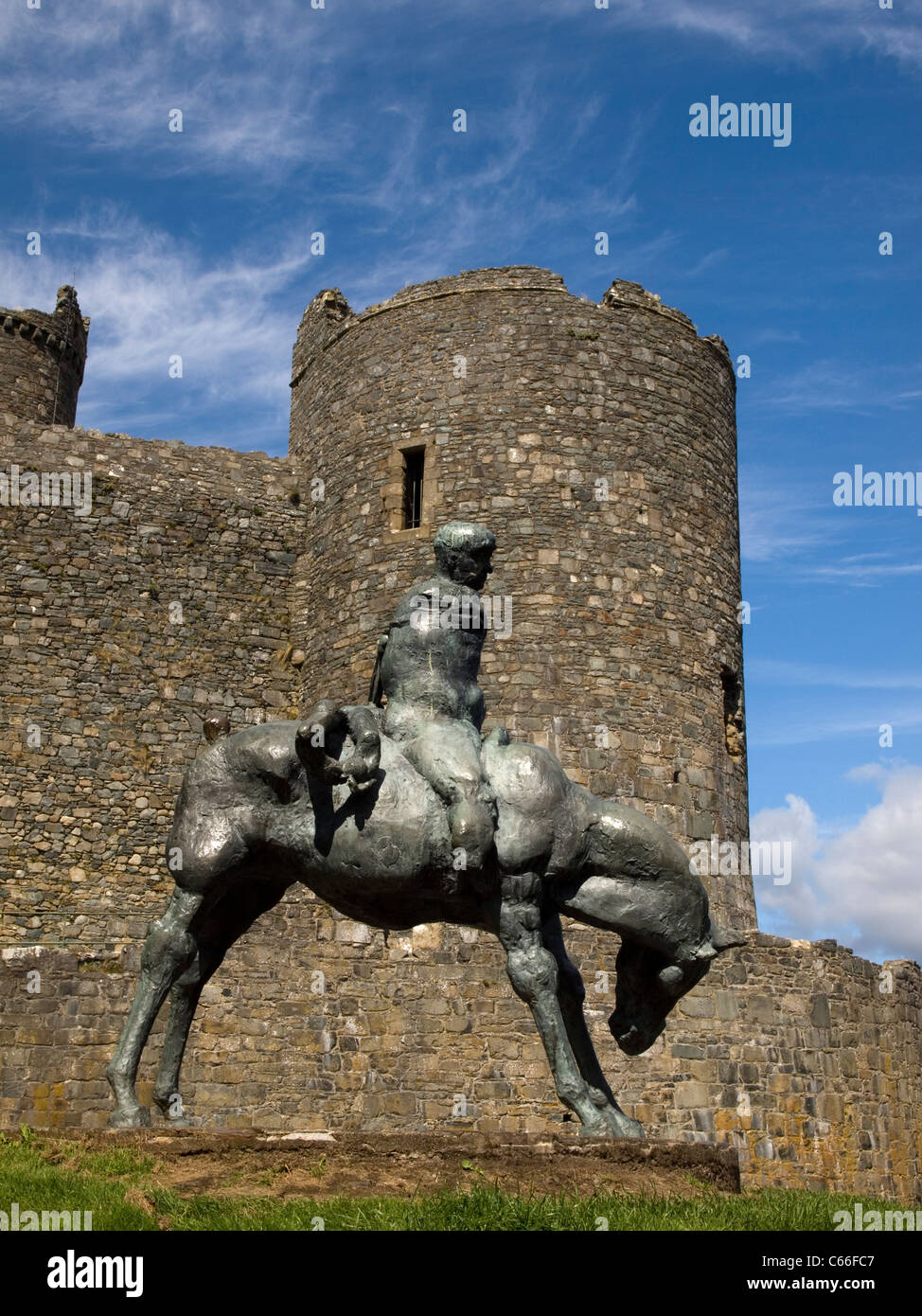 statue of The Two Kings outside Harlech Castle by Ivor RobertsJones