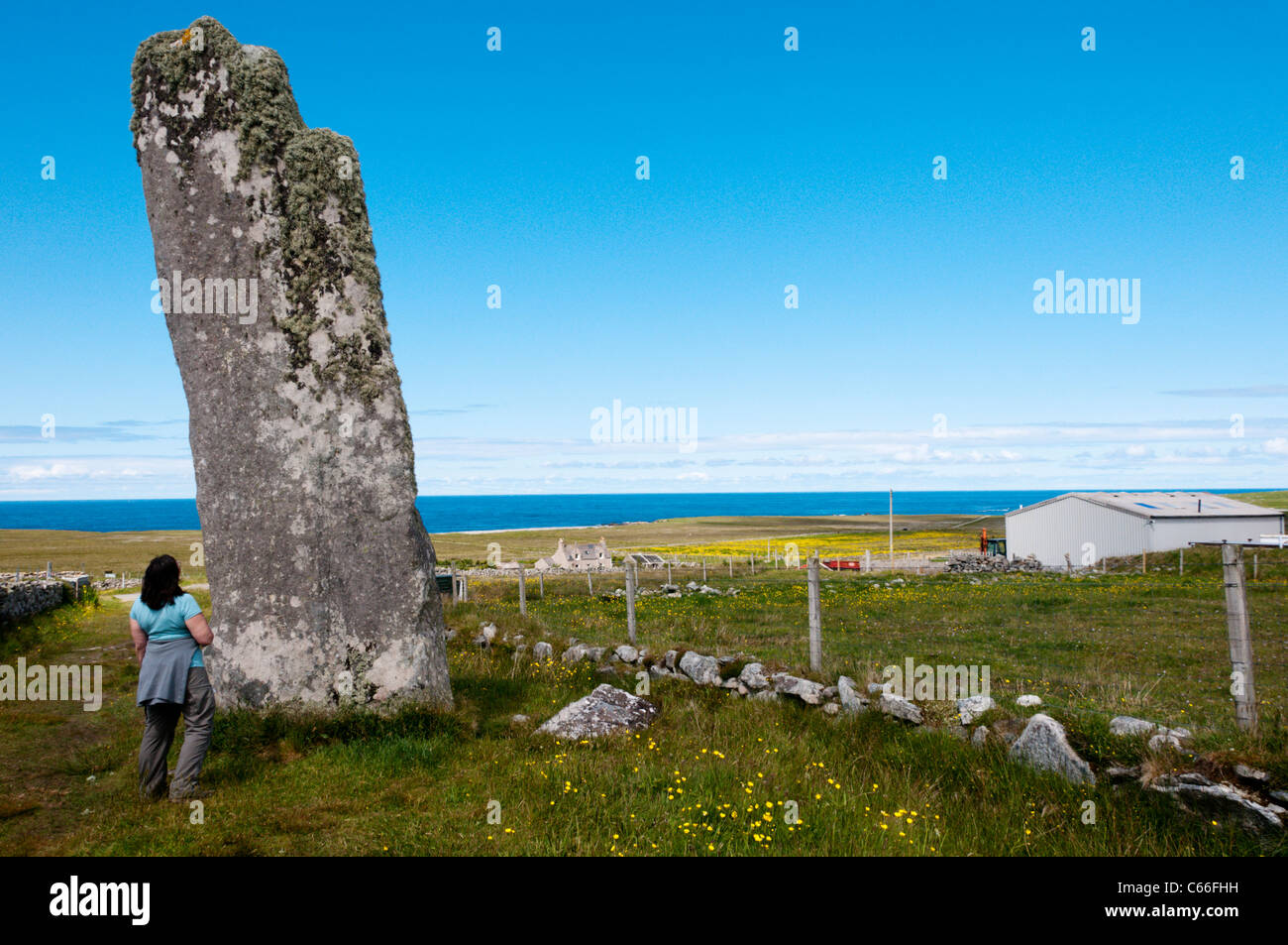 The Clach an Trushal standing stone, or Stone of Compassion, on the NW coast of the Isle of Lewis in the Outer Hebrides. Stock Photo