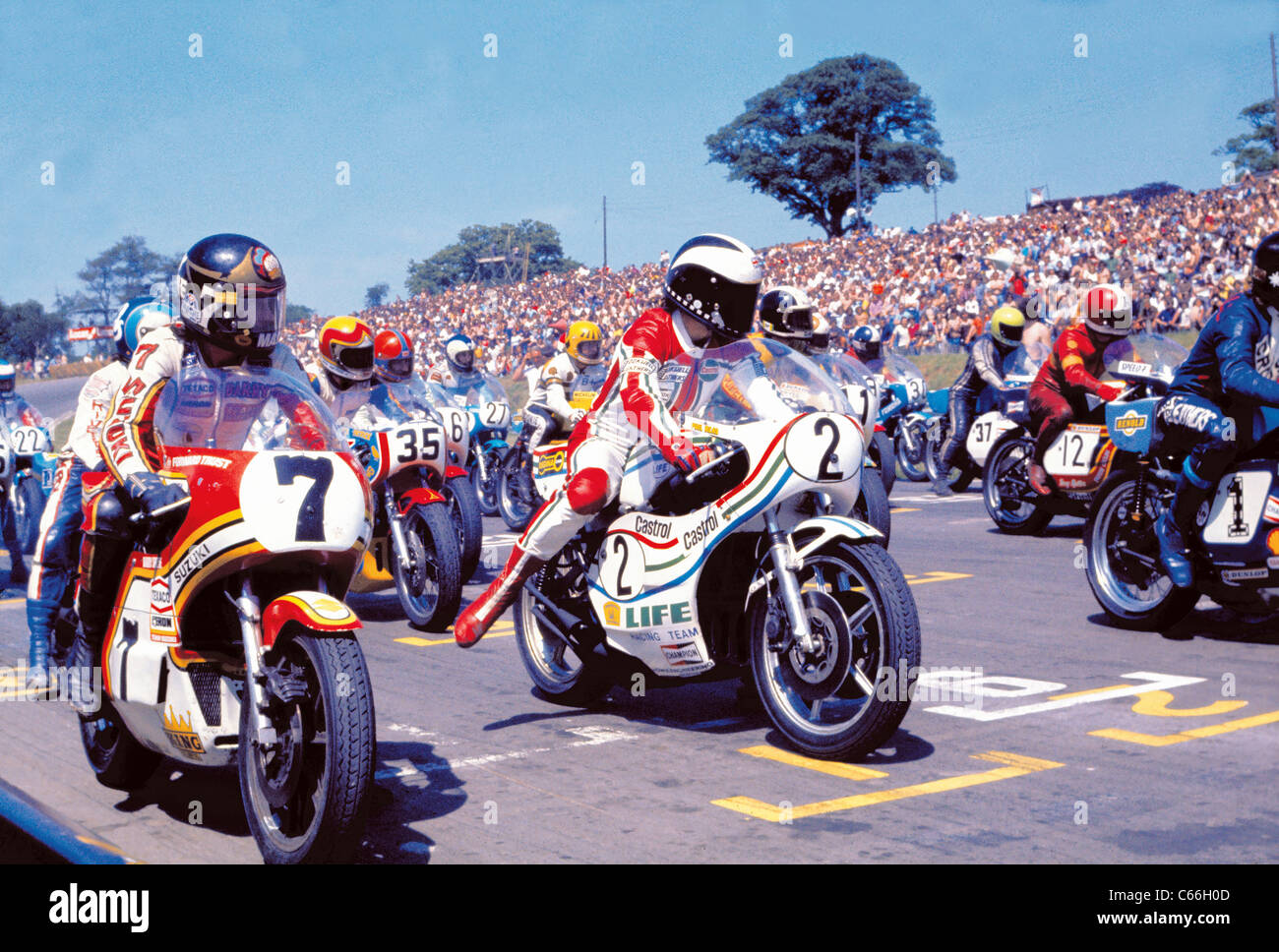 Sitting on the start line next to Phil Read, Sheene gets ready for the 1976 Post TT International Race at Mallory Park. Stock Photo