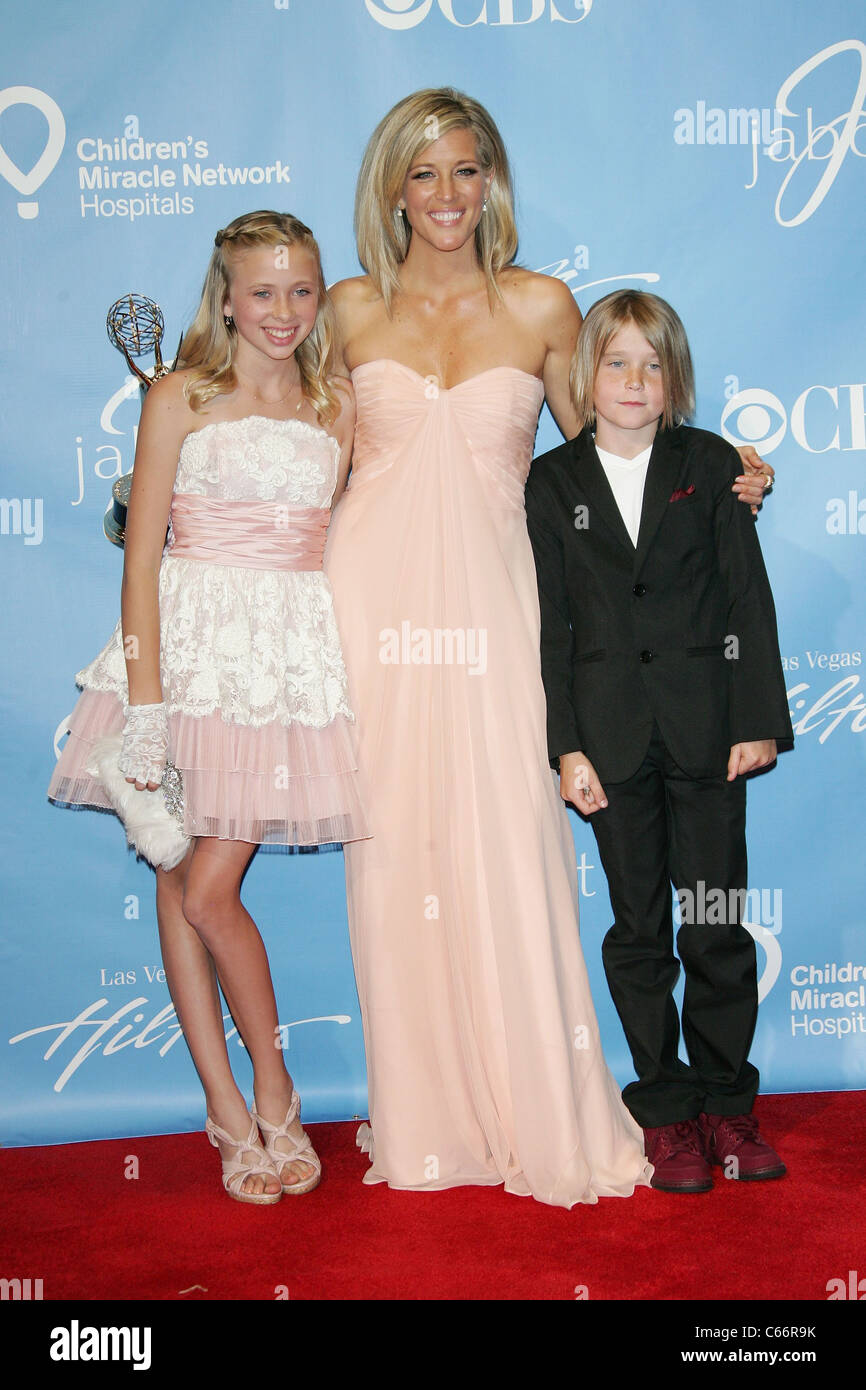 Laura Wright, children in the press room for 38th Annual Daytime