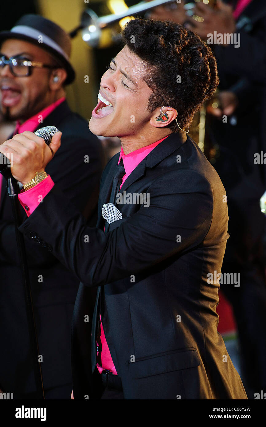 Bruno mars talk show appearance hi-res stock photography and images - Alamy