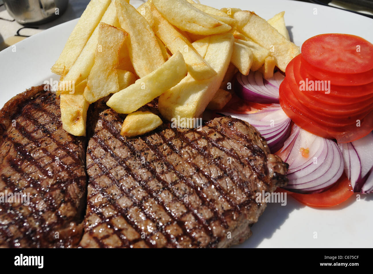 Steak chips onions and tomatoes Stock Photo Alamy