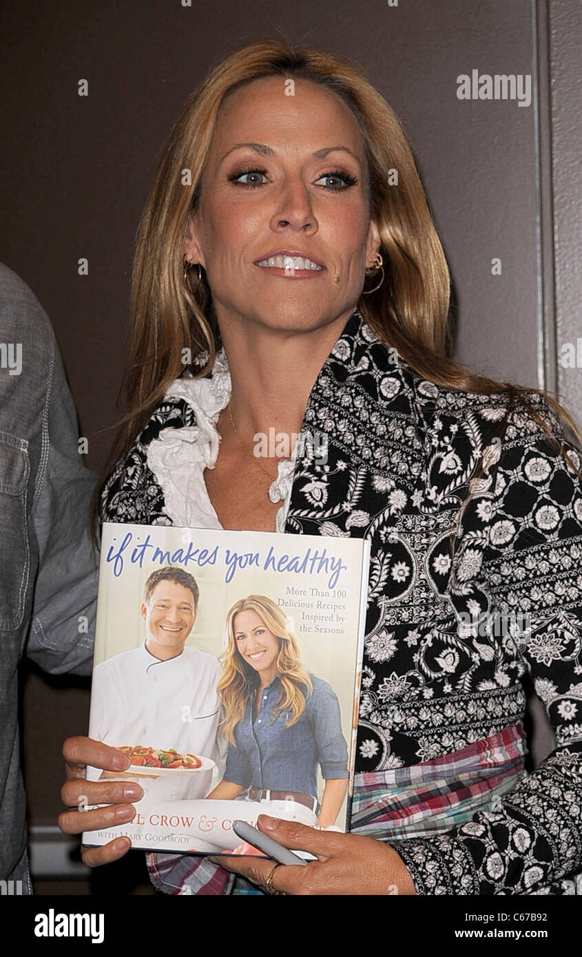 Sheryl Crow at arrivals for Sheryl Crow at Book Signing for IF IT MAKES YOU HEALTHY, Barnes & Noble Warren Street, New York, NY Stock Photo