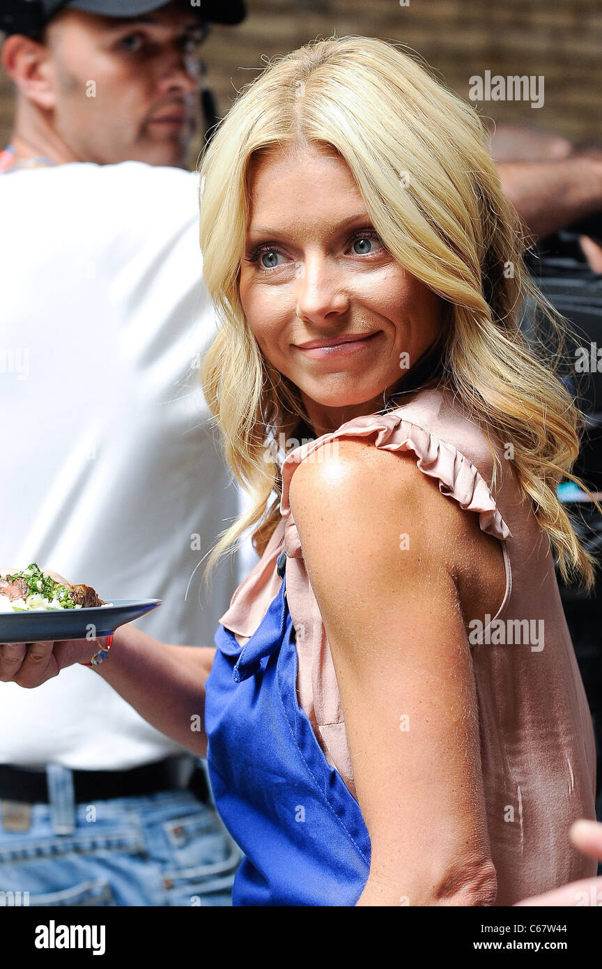 Kelly Ripa, hosts 'Live With Regis And Kelly' taping out and about for ...
