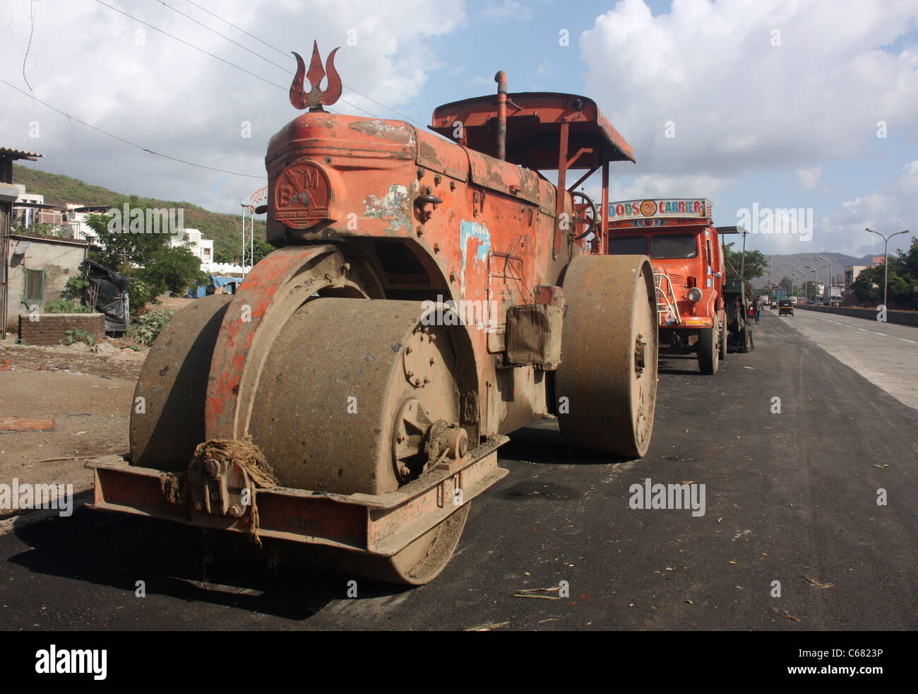 Vintage road roller used in construction of new highway in Pune, Karnataka, India Stock Photo
