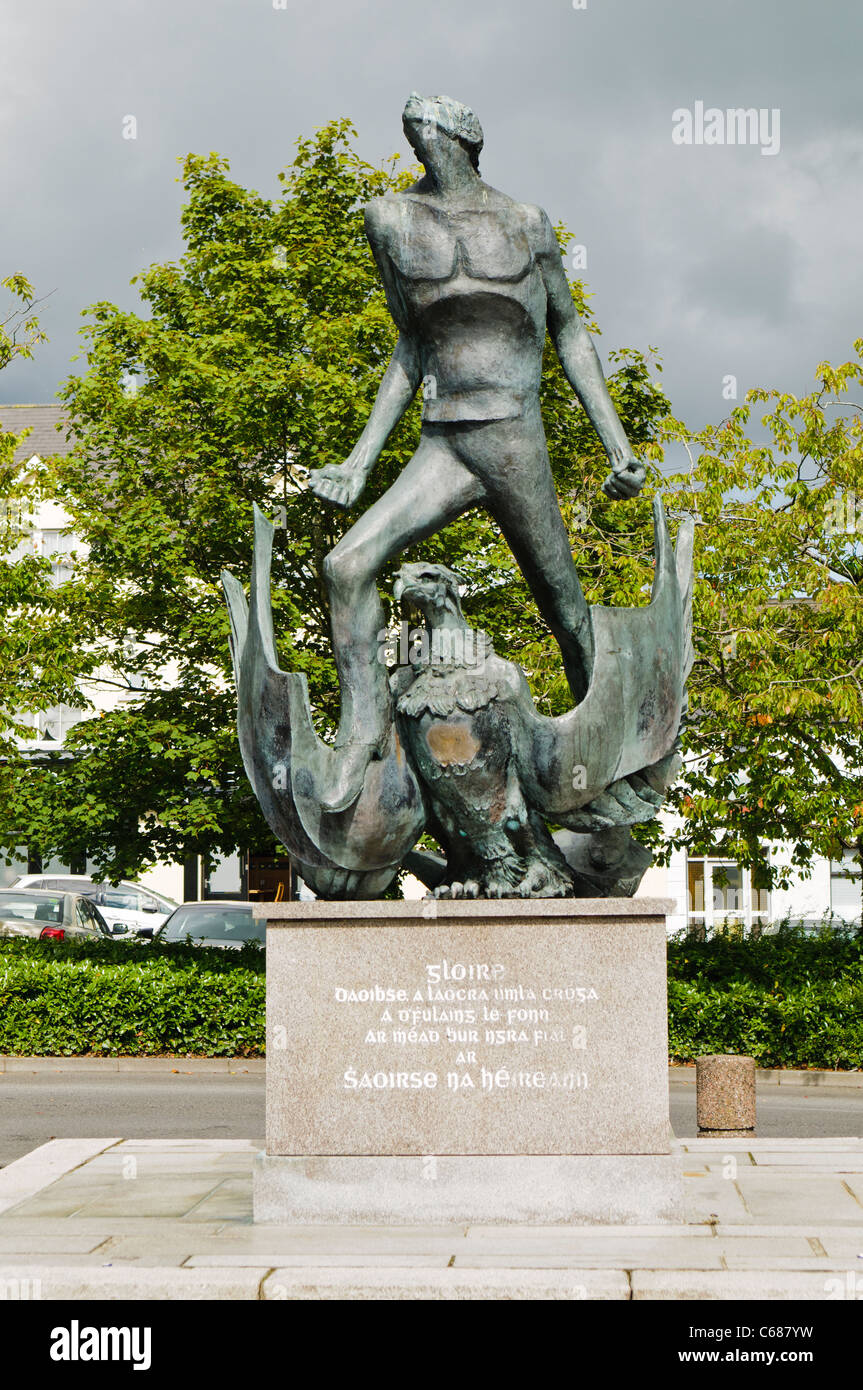 Statue to commemorate the IRA in Crossmaglen Square Stock Photo