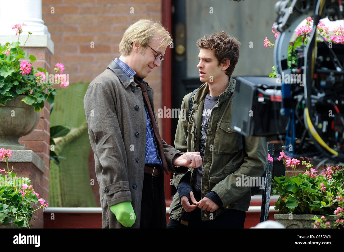 Rhys Ifans Andrew Garfield Film A Scene At The Amazing Spider Man Stock Photo Alamy
