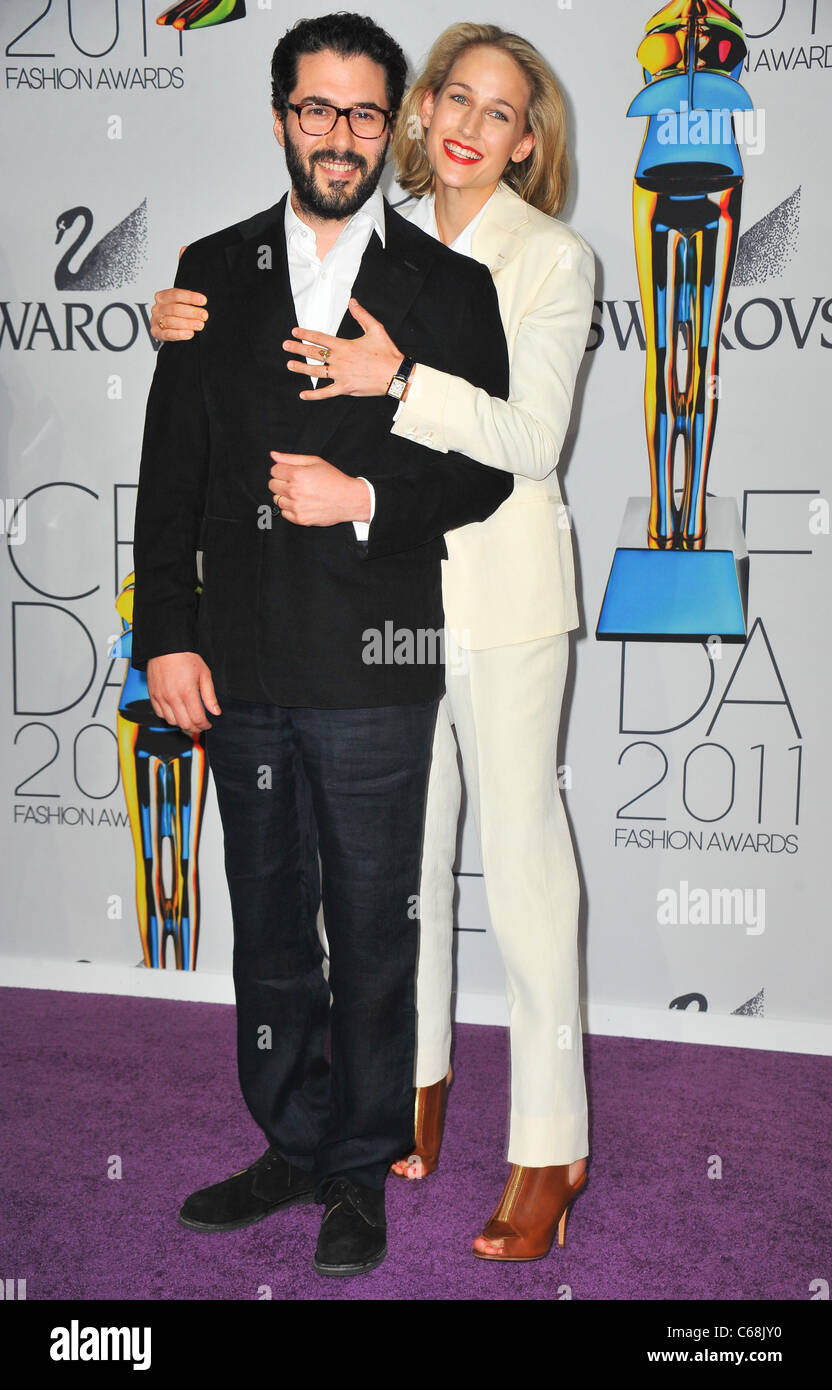 Adam kimmel and leelee sobieski hi-res stock photography and