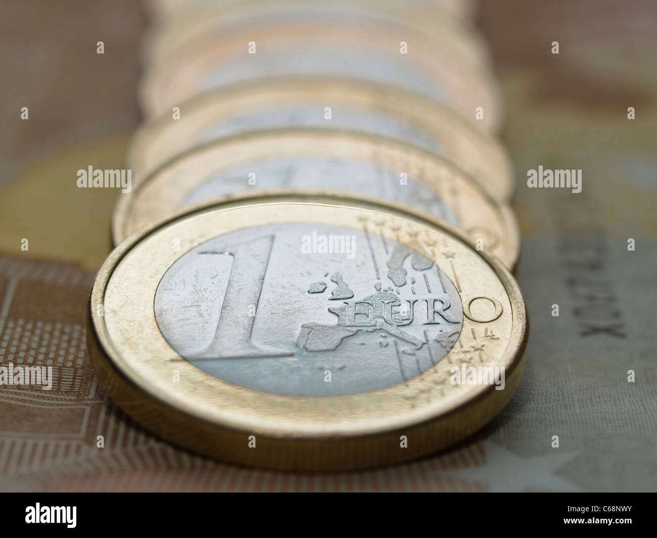 Detailaufnahme von 1 Euro Münzen auf einem 50 Euro Schein | Detail photo of 1 euro coins on a 50 euros banknote Stock Photo