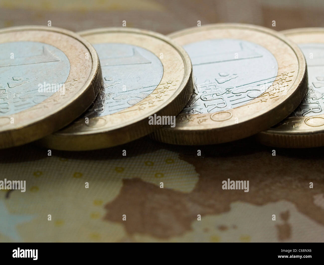 Detailaufnahme von 1 Euro Münzen auf einem 50 Euro Schein | Detail photo of 1 euro coins on a 50 euros banknote Stock Photo