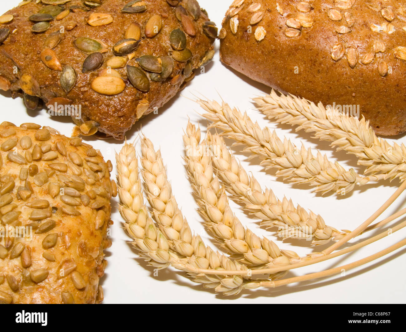 verschiedene Brötchen, davor liegen Weizenähren | different rolls, in front are wheat ears Stock Photo