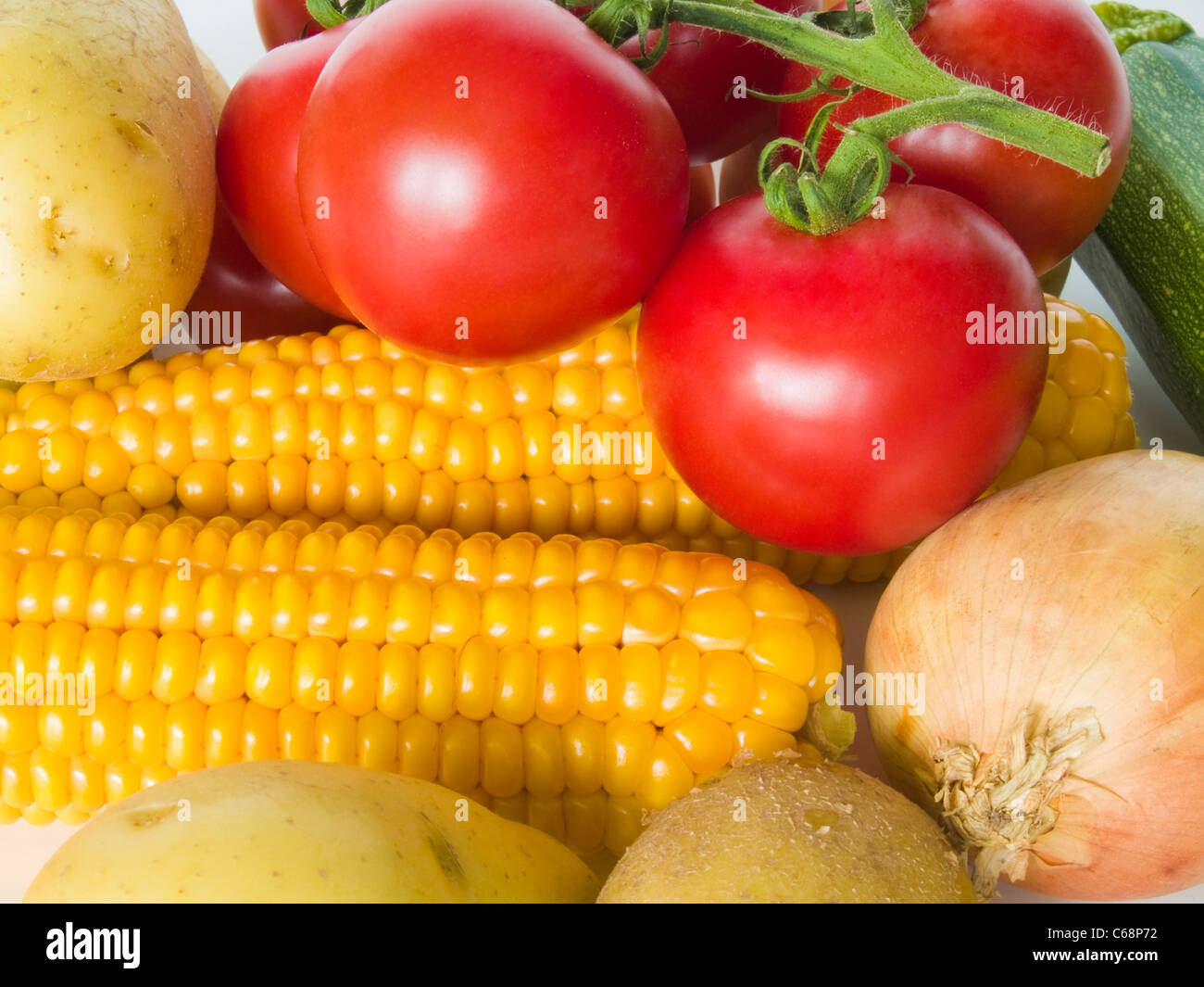 ein Maiskolben, Zwiebeln, Tomaten und Kartoffeln | a corn cob, onions, tomatoes and potatoes Stock Photo