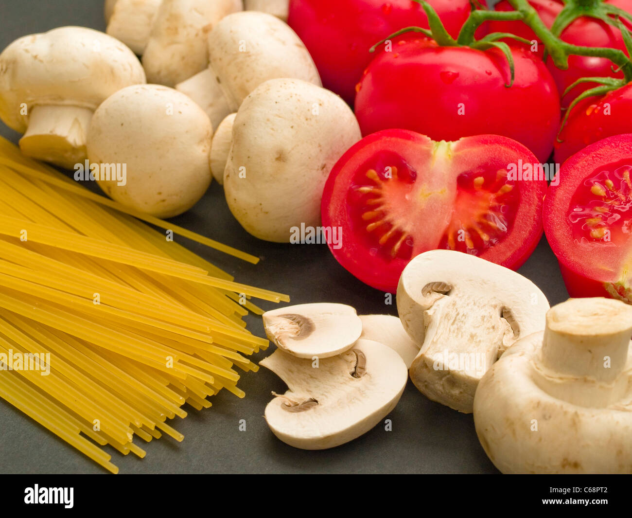 Tomaten, Campignons und Spaghetti | tomatoes, mushrooms and spaghetti Stock Photo