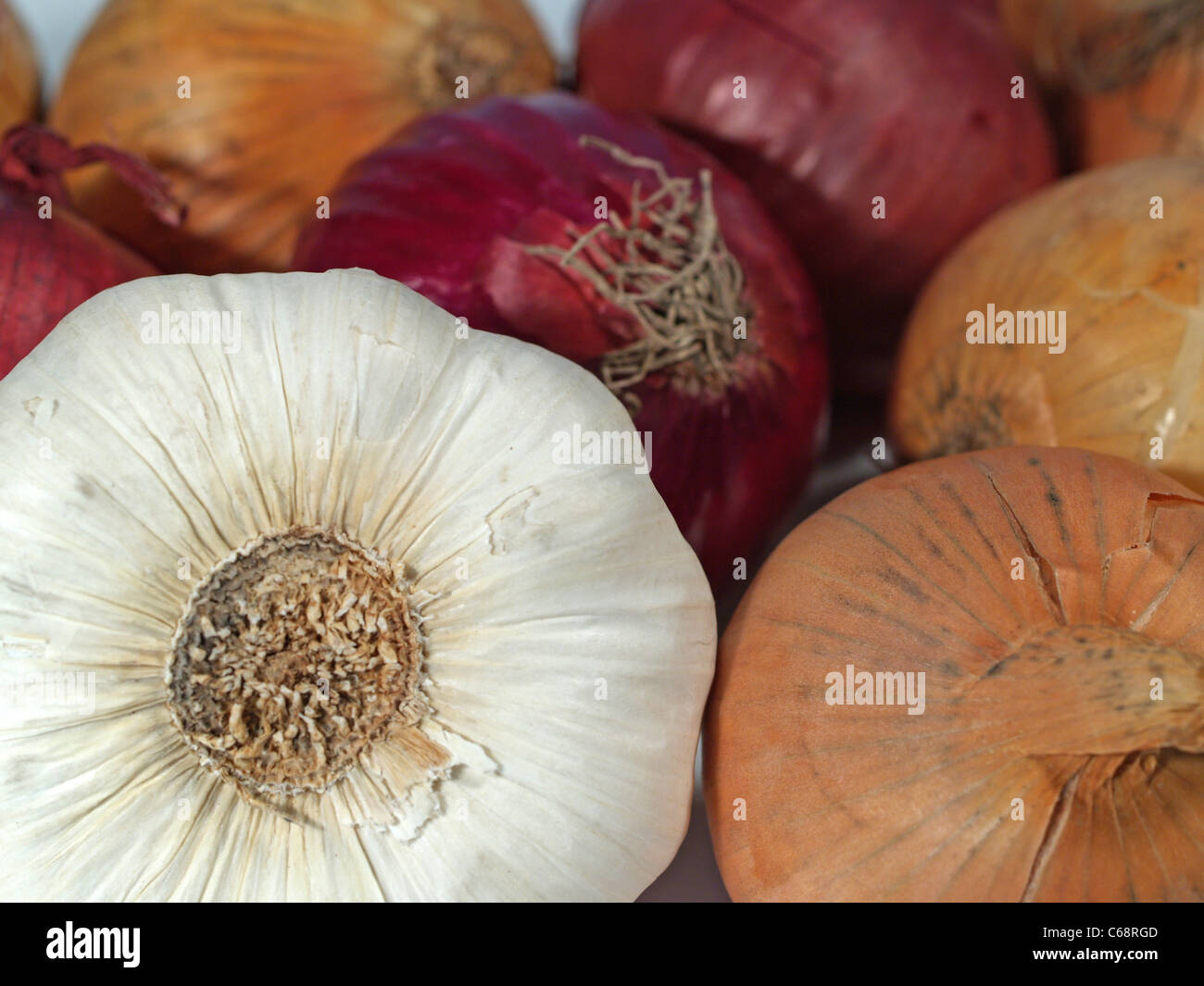 Zwiebeln und Knoblauch liegen nebeneinander | Onions and garlic are next to each other Stock Photo