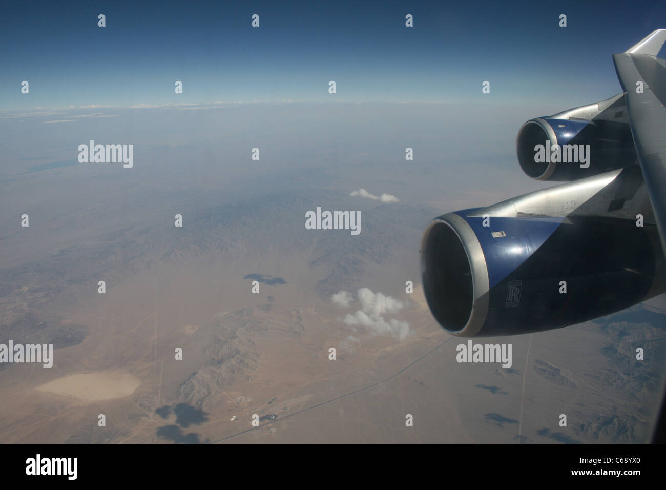 FLYING IN A BOEING 747 ACROSS NEVADA DESERT USA. ROLLS ROYCE ENGINES Stock Photo