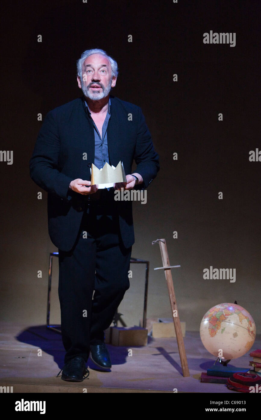 Stage play by shakespeare hi-res stock photography and images - Alamy