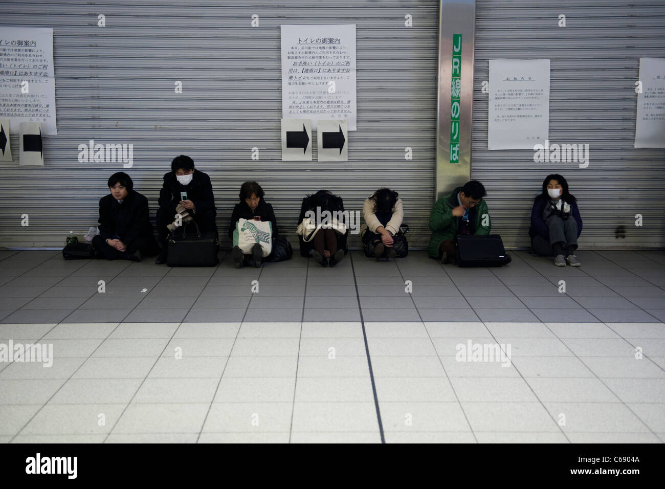 People stranded in Shinagawa station. Shinagawa, Tokyo, 11 March 2011, following a huge earthquake in north-east Japan Stock Photo