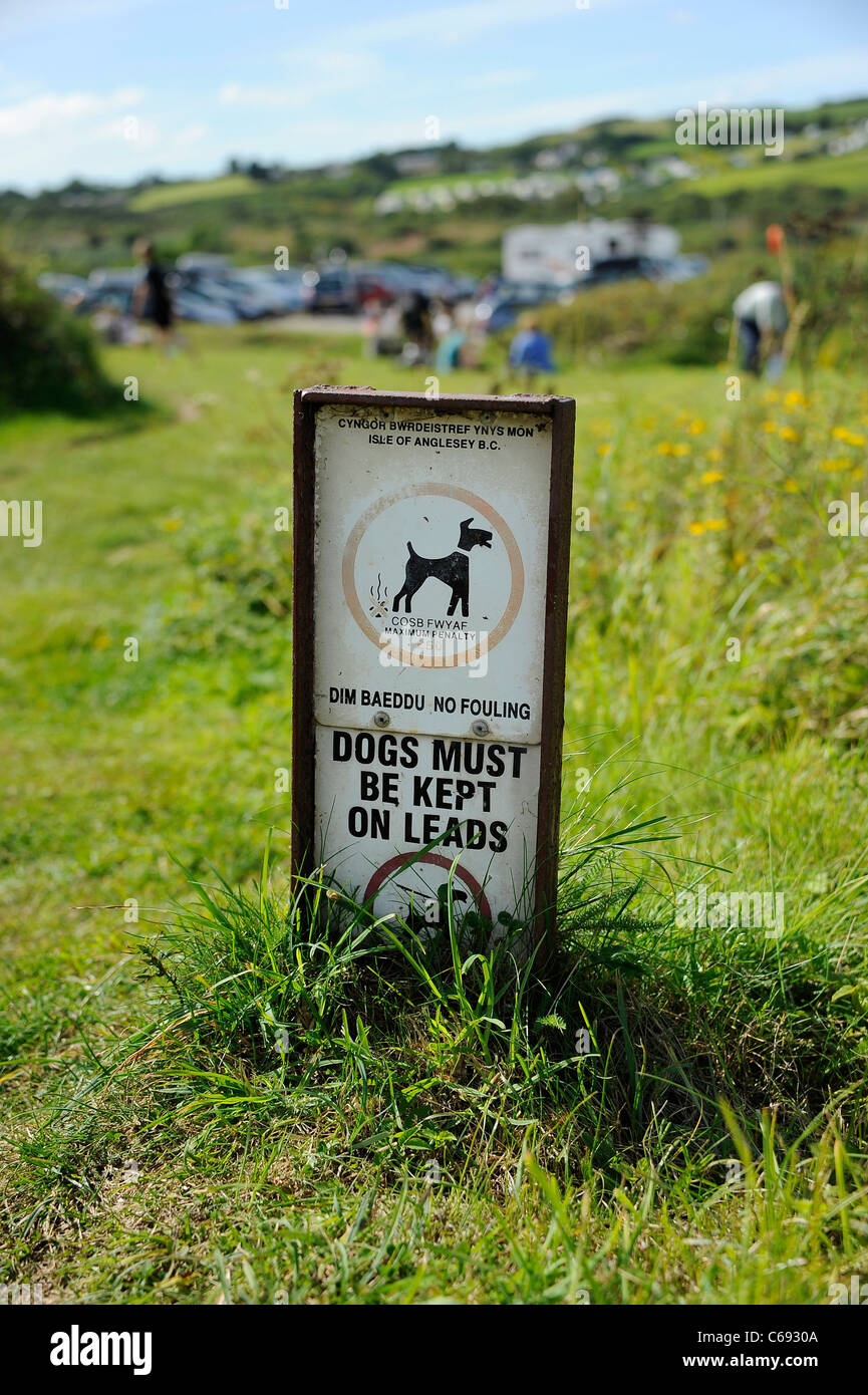 Dogs On Lead sign, Moelfre coastal path, North Wales. Stock Photo